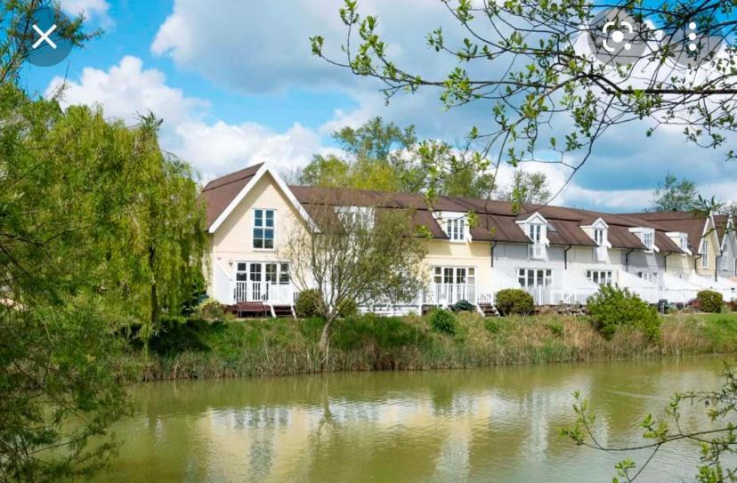 Emerald Lake House South Cerney Exterior photo